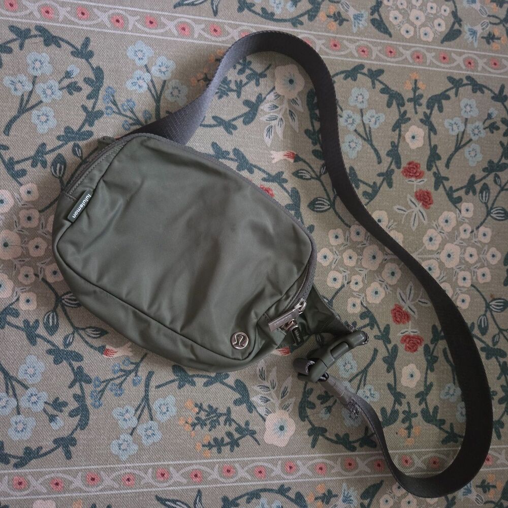 Lululemon Everywhere Belt Bag Large One Size LU9B11S GRSG NWT Green
